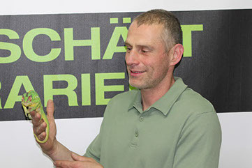 Thomas Ringwald mit Pantherchamaeleon, Der Kopf hinter Habitat-Terrarien